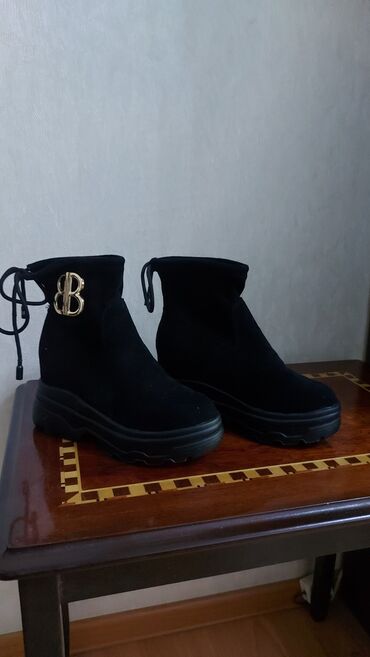 обувь женская деми: Сапоги, 35, цвет - Черный
