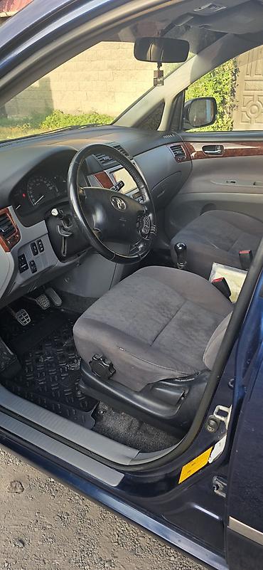 700000: Toyota Ipsum: 2001 г., 2 л, Механика, Бензин, Минивэн — 7