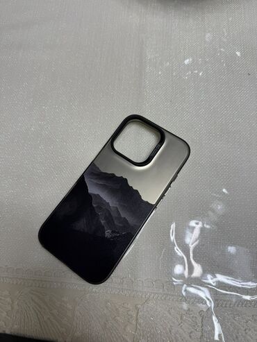 Kabrolar: Dağ mənzərəli qara-ağ rənglərdə olan bu telefon qabı iPhone