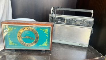 radiola: Retro üslubda olan bu saat və radio dəsti, həm dekorativ, həm də