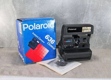 polaroid fotoaparat: Ideal veziyyetde nostaljik Polaroid model yerinde fotoaparat