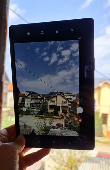 Tableti: Tablet veliki 10.5 inca,kao nov sve radi ima za sim karticu,vrhunska — 6