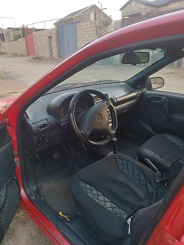 avto aksesuar kredit: Qırmızı rəngli şəhər avtomobili – 5 qapılı hatchback. otur sur — 4