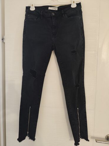 zenske pantalone i sako: Crne uske farmerke sa visokim strukom. Imaju detalje u vidu rašivenih