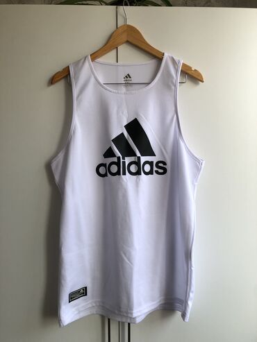 idman üslublu isti qadın ətəkləri: Adidas ağ mayka - İdmanda basketbolda trenajorda geyinməyə uyğundur