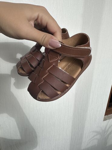 Uşaq ayaqqabıları: Usaq sandali 21 olcu Lc waikiki. Cemi 2-3 defe geyinilib. Yeniden