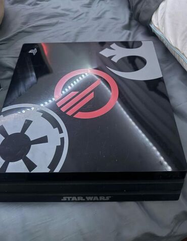 Star Wars temalı qara rəngli PlayStation 4 Pro konsolu. Konsolun üst
