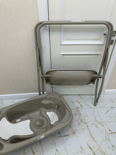 Uşaqlar üçün dayaqlı hamam vannası. Bu dəst yuyunma prosesini rahat və