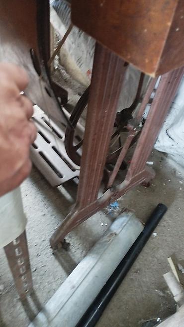 elektrik skutur: Mexaniki ayaq pedallı tikiş maşını və taxta stol komplekti - Tip — 1