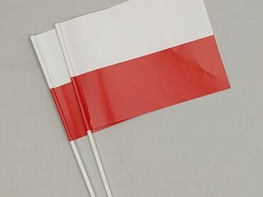 Dwie używane flagi Polski na plastikowych patyczkach. Idealne na