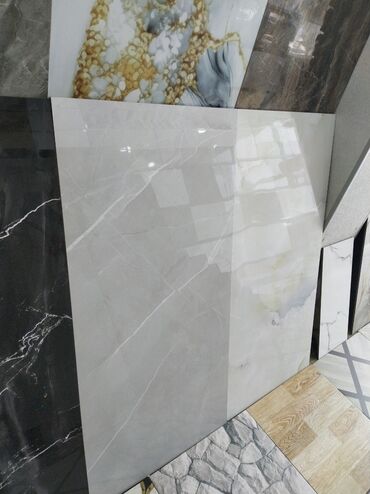 metbex ucun isiqlar: Ağ rəngdə, mərmər effektli keramika plitələr. Hamam, mətbəx və ya