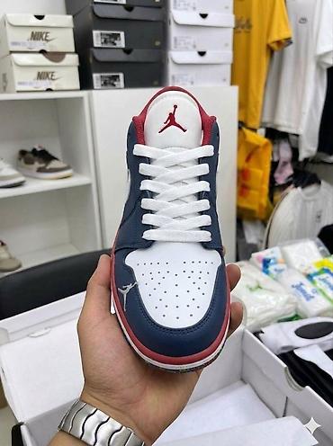 мелей: Кроссовки в баскетбольном стиле Nike Jordan низкого профиля. Модель — 1