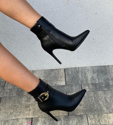 Čizme: Nova kolekcija 🆕
Br:36-41
Visina petE:10cm
Cena:4800din — 4