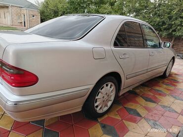 Mercedes-Benz: Mercedes-Benz E 240: 2.6 l | 2000 il Sedan — 8