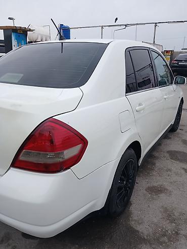 4 ayaq: Nissan Tiida: 1.6 l | 2006 il Sedan — 4