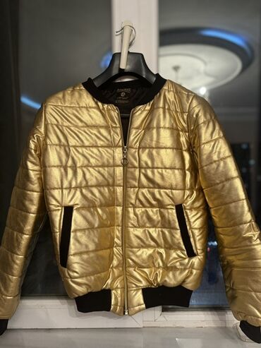 теплые мужские толстовки: Qızılı rəngli, yastı tikişli bomber üslubunda qısa gödəkçə. (2defe