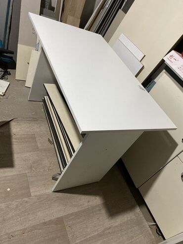 шкаф кухня: Срочно!!! Дешево продается новый стол ширина 105см глубина 60см