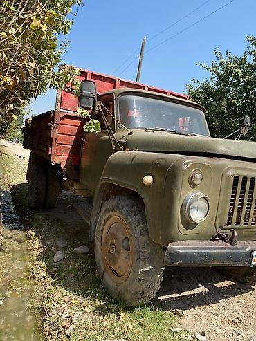 полуприцеп самосвальный: Грузовой автомобиль ГАЗ‑53, бортовой самосвальный кузов. Основные — 2