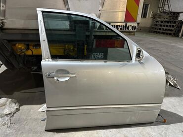 аудиге эшик: Алдыңкы оң эшик Mercedes-Benz 2001 г., Колдонулган, түсү - Күмүш,Оригинал