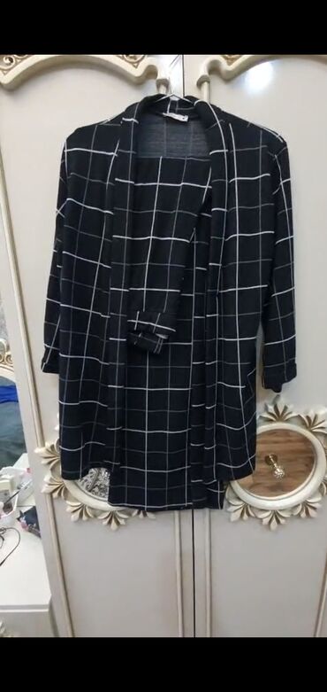 Dəstlər, kostyumlar: Qadın üçlü dəst – qara rəngdə, ağ kvadrat naxışlı. - Dəst: uzun -da lalafo.az — 1 Dəstlər, kostyumlar: Qadın üçlü dəst – qara rəngdə, ağ kvadrat naxışlı. - Dəst: uzun — 1