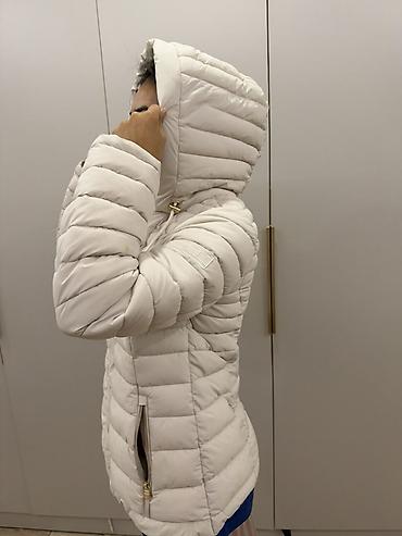 Верхняя одежда: Брендовая (Tommy Hilfiger) стеганая куртка с капюшоном — 6
