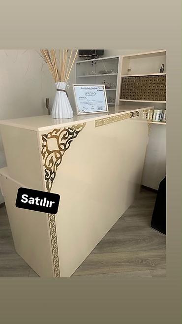 laminant: Resepsiyon/qarşılama masası – krem rəngdə, dekorativ qızılı — 1