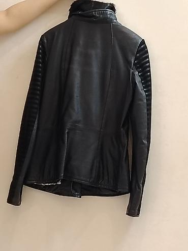 tuklu geyim: Qadınlar üçün qara qışlıq kürk-dəri kombinə edilmiş jaket. - — 1