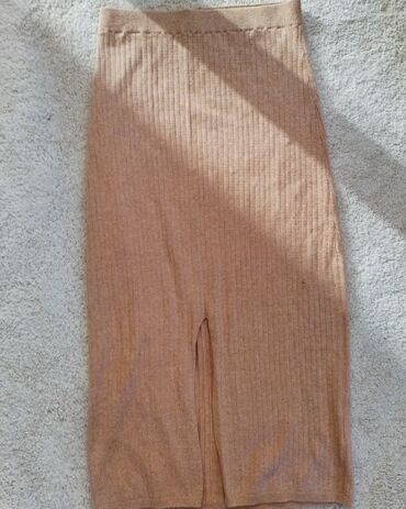 Suknje: Suknja od trikotaže u toplim tonovima, sa prorezom napred. Udobna i