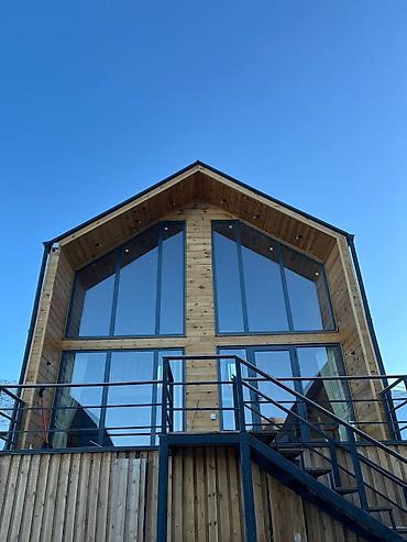 Посуточная аренда домов: А‑фрейм домики и юрты - Планировка: два уровня. На первом — гостиная — 1