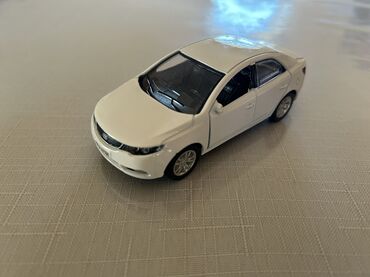 Avtomobil modelləri: Ağ rəngli mini avtomobil modeli (SUV tipli) - Material: metal və — 6