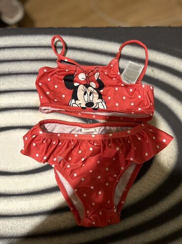 Bayram kostyumları: Qırmızı rəngdə, ağ nöqtələri olan və üzərində Minnie Mouse şəkli olan