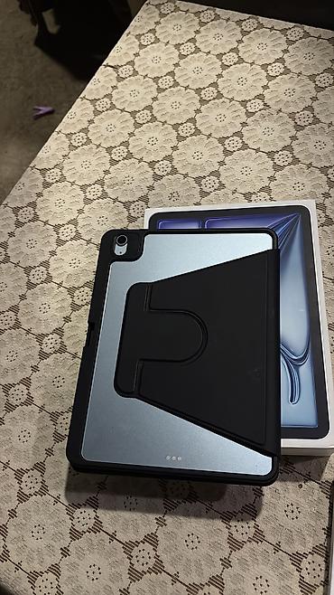 ipad air 11 m3: Apple iPad Air planşeti, açıq mavi rəngdə, incə və yüngül korpus — 2