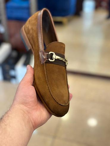 koja kurtqa: Kişi loaferləri – klassik və gündəlik görünüş üçün - Model: Kişi — 1