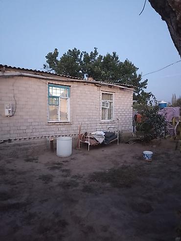 Дом из белого кирпича с приусадебным участком. - Материал стен: белый