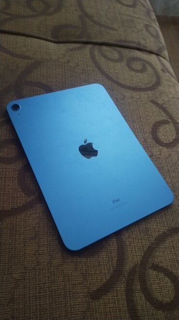 ipad klaviatura: Mavi rəngdə Apple iPad planşeti. Arxa tərəfində kamera və küncləri