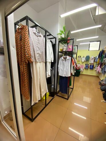 Магазины: Сдаю половину или полный бутик в ТЦ Караван на 3 этаже