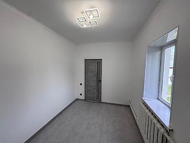 Продажа коттеджей и домов: Дом с большим двором, мощёным декоративной тротуарной плиткой Адрес — 13