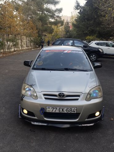 Toyota: Toyota Corolla hatchback (E12) – dizel, turbo yazılı stikerlərlə — 1