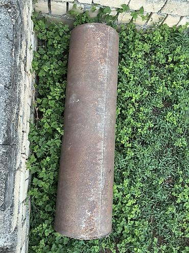mal dili bitkisinin faydaları: Qalın divarlı metal boru parçası. Silindrik formadadır və ağır metall — 1