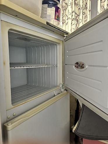 Soyuducular: İki qapılı məişət soyuducusu - Üst kamerada dondurucu bölmə, altda — 2