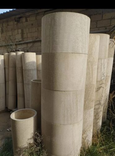 Pilləkən məhəccərləri: Ağ rəngli, müxtəlif formalı və ölçülü dəmir-beton sütunlar. Bu — 28