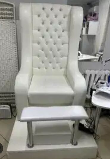 стол и стулья в аренду: Продается педикюрное кресло с подиумом подставкой для ноги