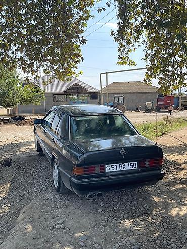 yan güzgülər s: Mercedes-Benz 190 (W201) sedan — qara rəng, 4 qapı. Texniki və dizayn — 7