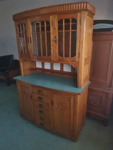 Stilske vitrine: Vitrina u odlicnom stanju Visina 200cm Sirina 135cm Dubina55cm — 2