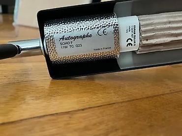 tisot sat: Autographe SOHO F – stona/stojeća lampa za radni sto - Proizvođač — 3