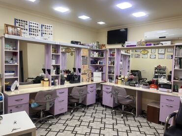 Salon, tibbi mebel dəsti: Bərbərxana və ya gözəllik salonu üçün nəzərdə tutulmuş, ləkə rəngli