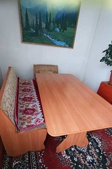 дом цветы: Продаётся уголок и стол. Качество хорошее,все целое, чистое. Цена