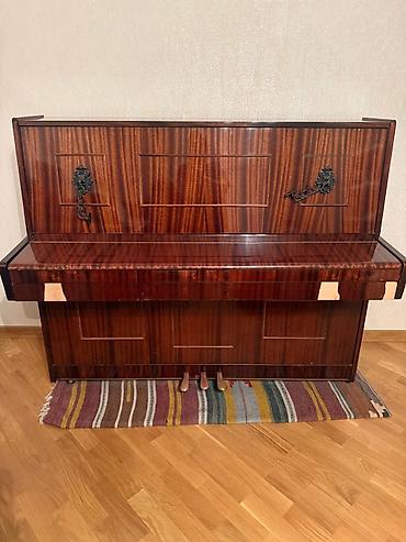 Upright pianino – klassik dizayn, parlaq tünd-qəhvəyi (maun üslubunda)