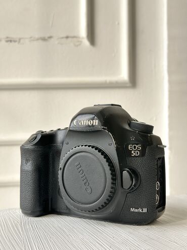 canon 650d: Sekilde göründüyü kimidir. Prablemsiz üsdünde adaptr batareyka ve