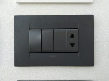 оконные рамы бу: Qara rəngdə, üç açarı və bir elektrik rozetkası olan divar paneli. Bu